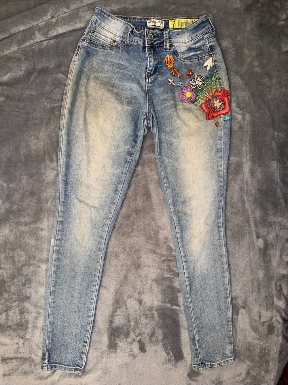🩵❤️ Indigo Rein Skinny Jeans with Floral Embroidery